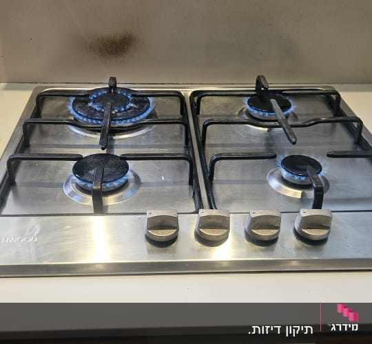 כיריים גז עם להבות כחולות במטבח